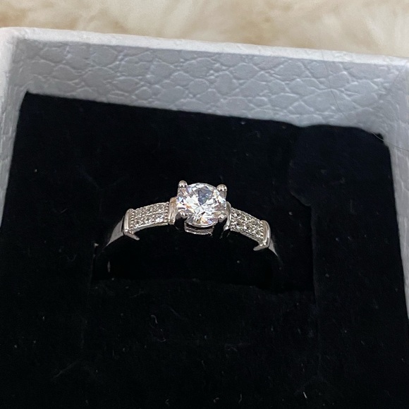 NEW Cubic Zirconia Ring, size 8 - Picture 2 of 5